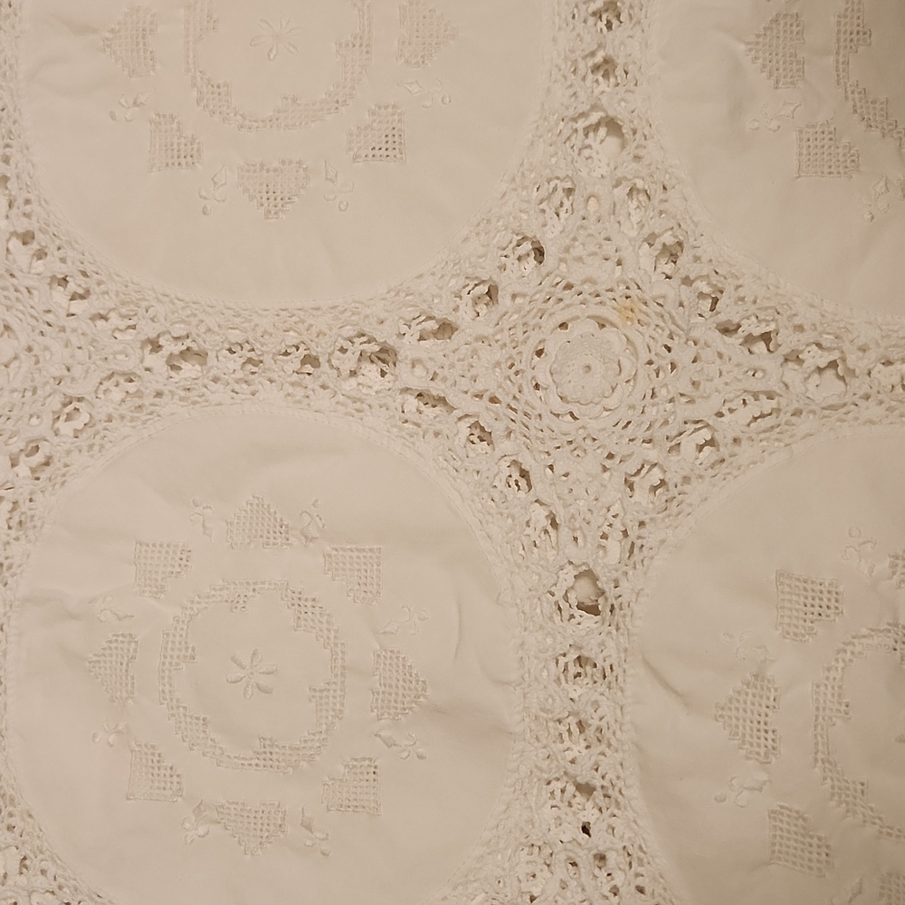 White Table Cloth - Picture 5 of 5